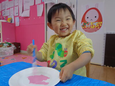 にじぐみ（２歳児）雪だるま制作の様子⛄